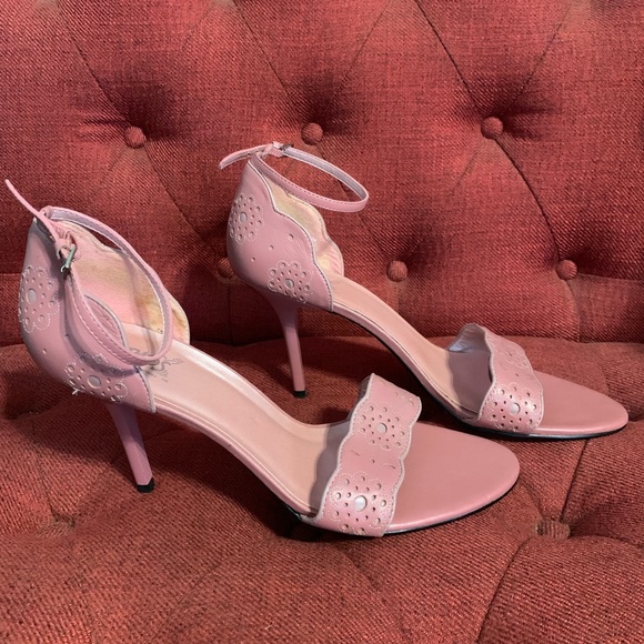 Carlos Santana Pink Heels with Floral Perforation - Picture 2 of 6